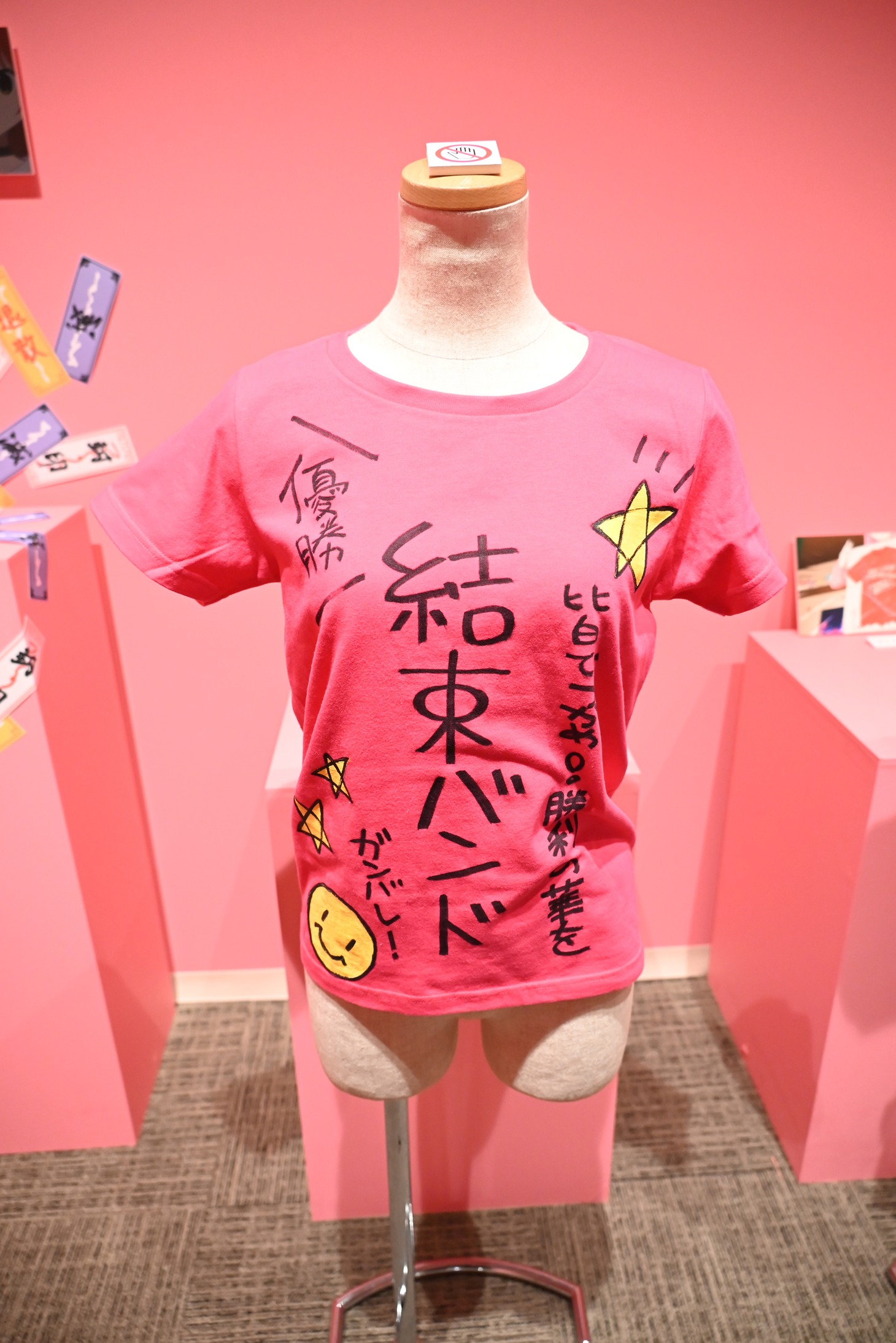 劇中の小物を再現して展示するコーナー。