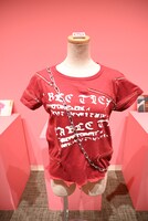 劇中の小物を再現して展示するコーナー。