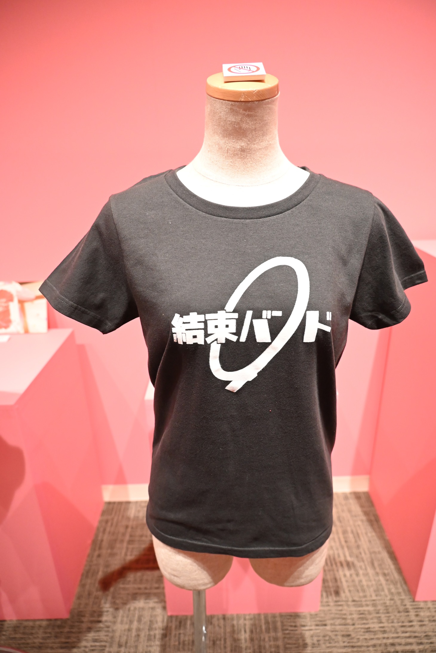 劇中の小物を再現して展示するコーナー。