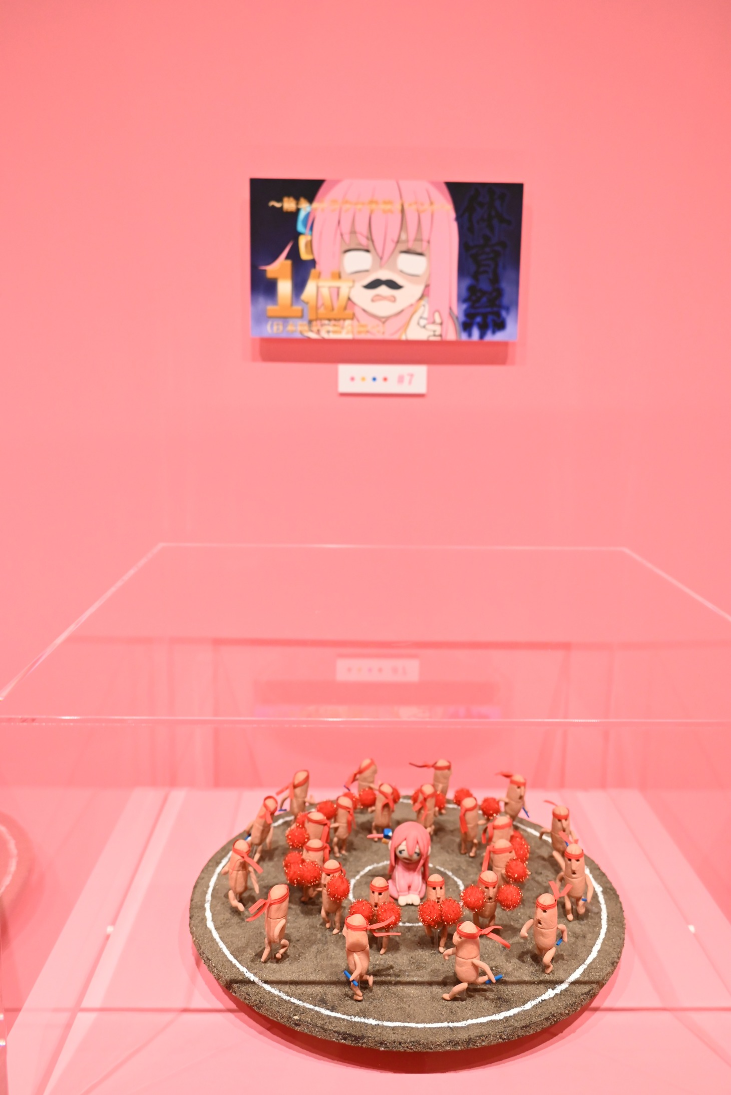 劇中の小物を再現して展示するコーナー。