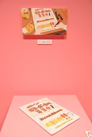 劇中の小物を再現して展示するコーナー。