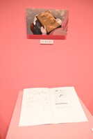 劇中の小物を再現して展示するコーナー。