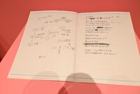 劇中の小物を再現して展示するコーナー。