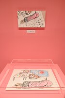 劇中の小物を再現して展示するコーナー。