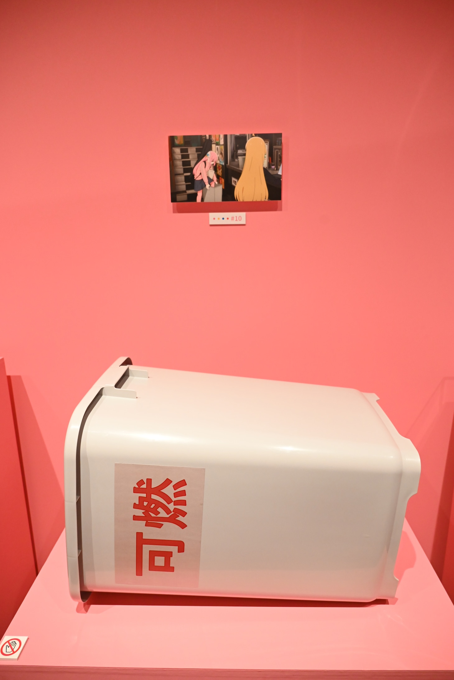 劇中の小物を再現して展示するコーナー。