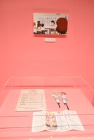 劇中の小物を再現して展示するコーナー。