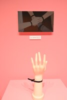 劇中の小物を再現して展示するコーナー。