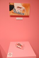 劇中の小物を再現して展示するコーナー。