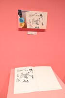 劇中の小物を再現して展示するコーナー。