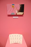 劇中の小物を再現して展示するコーナー。