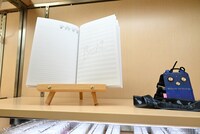 「アニメ『ぼっち・ざ・ろっく！』展」で販売されるグッズ。