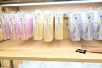 「アニメ『ぼっち・ざ・ろっく！』展」で販売されるグッズ。