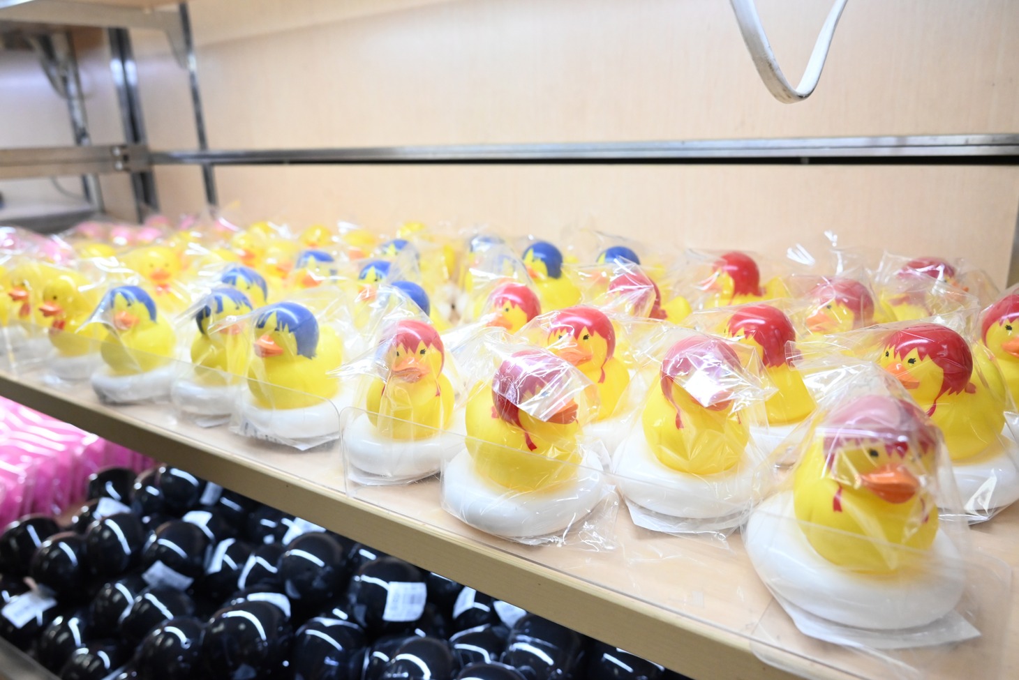 「アニメ『ぼっち・ざ・ろっく！』展」で販売されるグッズ。