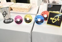 「アニメ『ぼっち・ざ・ろっく！』展」で販売されるグッズ。