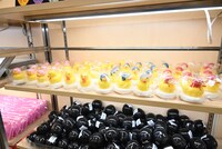 「アニメ『ぼっち・ざ・ろっく！』展」で販売されるグッズ。