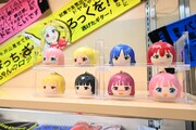 「アニメ『ぼっち・ざ・ろっく!』展」で販売されるグッズ。