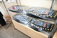 「アニメ『ぼっち・ざ・ろっく！』展」で販売されるグッズ。