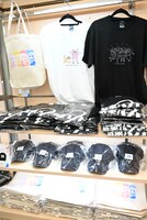 「アニメ『ぼっち・ざ・ろっく！』展」で販売されるグッズ。