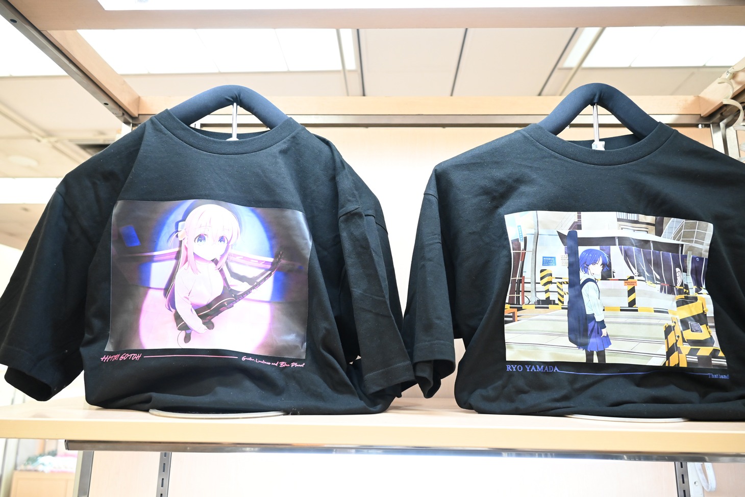 「アニメ『ぼっち・ざ・ろっく！』展」で販売されるグッズ。
