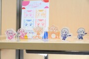 「アニメ『ぼっち・ざ・ろっく!』展」で販売されるグッズ。