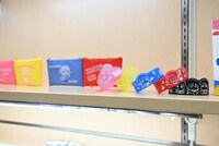 「アニメ『ぼっち・ざ・ろっく！』展」で販売されるグッズ。