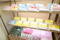 「アニメ『ぼっち・ざ・ろっく！』展」で販売されるグッズ。