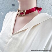 ブレスレットはチョーカーとしても使用可能。