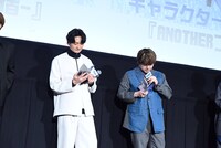 入場特典を見る島崎信長と内田雄馬。