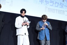 入場特典を見る島崎信長と内田雄馬。