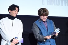 左から島崎信長、内田雄馬。