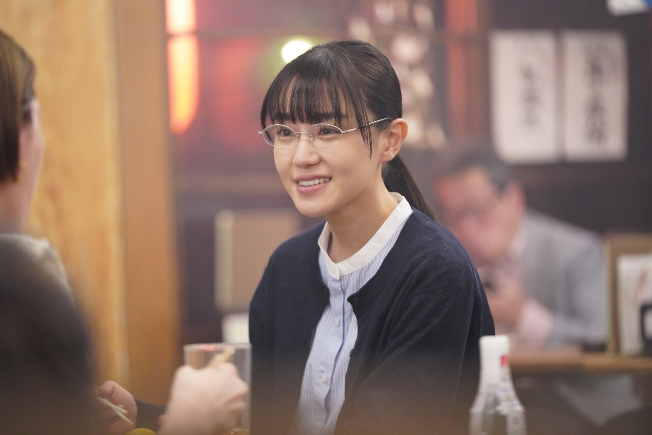 映画「先生の白い嘘」歪んだ人間模様捉えた場面写真、奈緒演じる美鈴のぎこちない笑顔