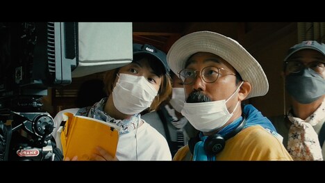 左から久野遥子監督、山下敦弘監督。