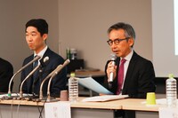 左から中川達也弁護士、伊東敦氏。
