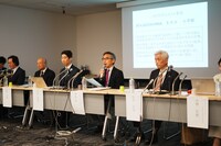 記者会見の様子。