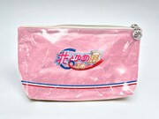 「50周年記念グッズ付きチケット」に付属する「花とゆめ展」ロゴスペシャルポーチ。