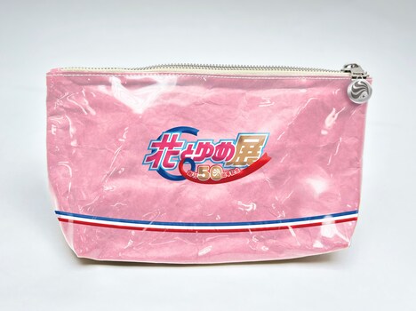 「50周年記念グッズ付きチケット」に付属する「花とゆめ展」ロゴスペシャルポーチ。