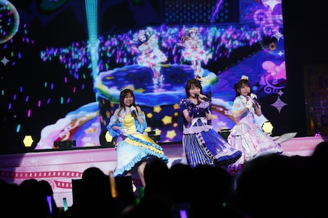 MY☆DREAM。左から虹色にの役の大地葉、幸多みちる役の山田唯菜、夢川ゆい役の伊達朱里紗。