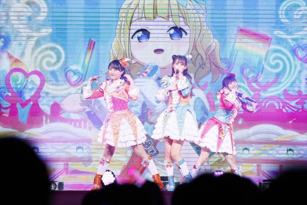 SoLaMi♡SMILE。左から北条そふぃ役の久保田未夢、南みれぃ役の芹澤優、真中らぁら役の茜屋日海夏。