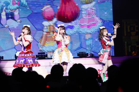 プリパラナース。左から緑風ふわり役の佐藤あずさ、北条そふぃ役の久保田未夢、レオナ・ウェスト役の若井友希。