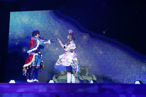 左から紫京院ひびき役の斎賀みつき、ファルル役の赤崎千夏。