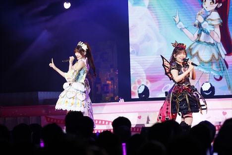 左から白玉みかん役の渡部優衣、黒須あろま役の牧野由依。