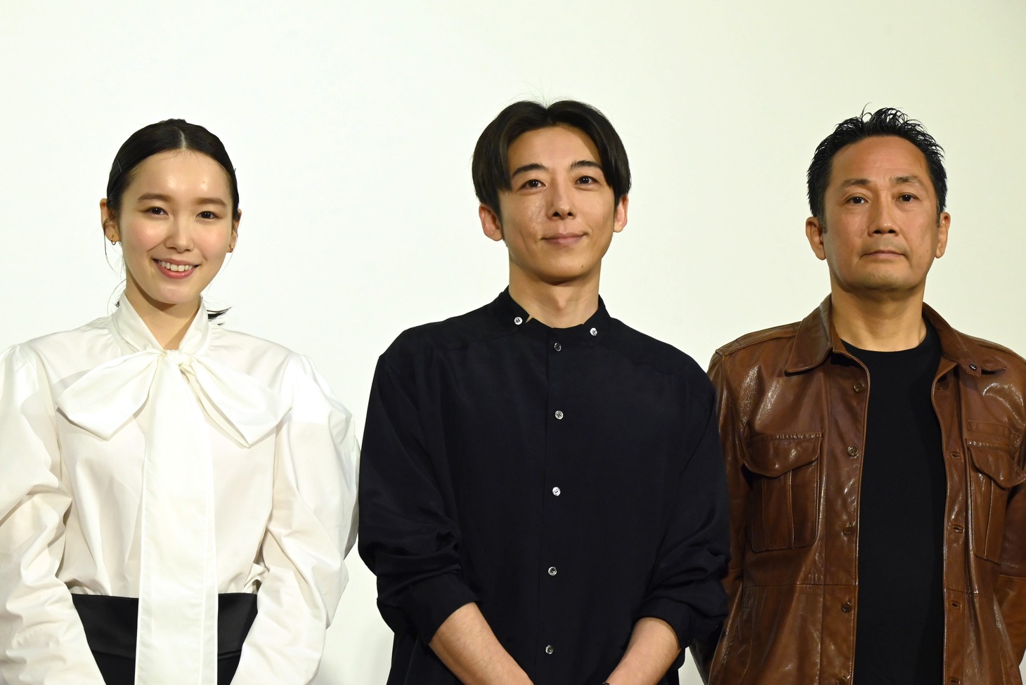 左から飯豊まりえ、高橋一生、渡辺一貴監督。