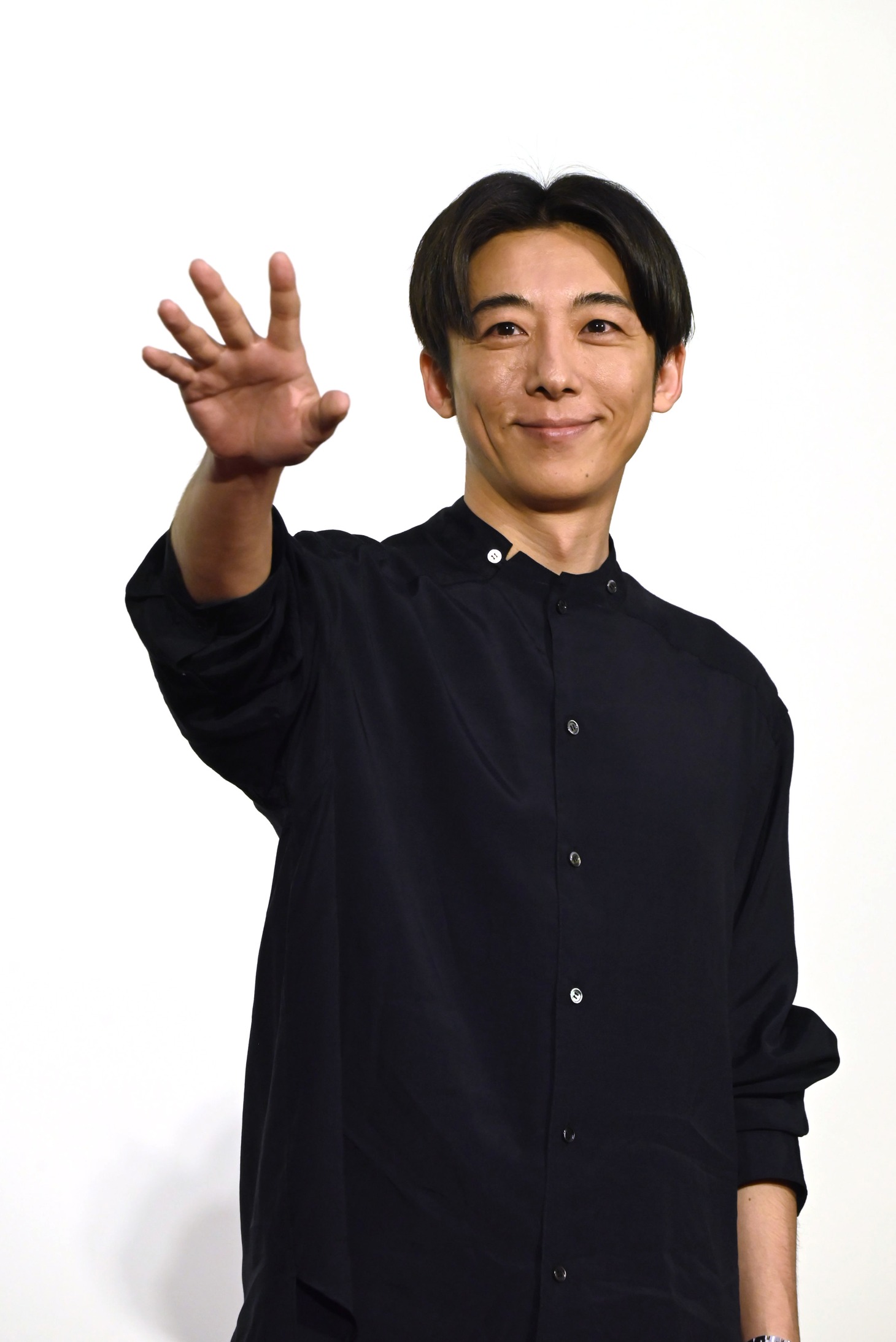 ヘブンズ・ドアーのポーズを取る高橋一生。