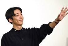 ヘブンズ・ドアーのポーズを取る高橋一生。