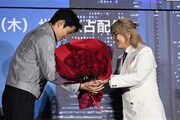 小室哲哉から花束を渡される鈴木亮平。