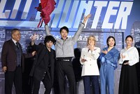 Netflix映画「シティーハンター」ワールドプレミアイベントの様子。左から佐藤祐市監督、安藤政信、鈴木亮平、小室哲哉、森田望智、木村文乃。