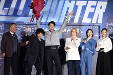 Netflix映画「シティーハンター」ワールドプレミアイベントの様子。左から佐藤祐市監督、安藤政信、鈴木亮平、小室哲哉、森田望智、木村文乃。