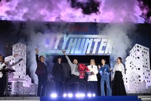 “もっこりポーズ”でイベントを締めくくる鈴木亮平。