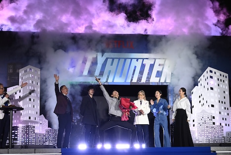 “もっこりポーズ”でイベントを締めくくる鈴木亮平。