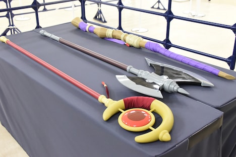 「アニメ 葬送のフリーレン展 ～冒険の終わりから始まる物語～」入口のフォトスポットで使えるフリーレンたちの杖や斧。
